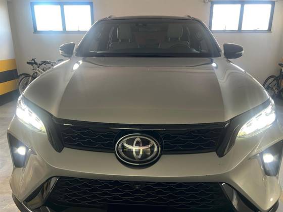 TOYOTA HILUX SW4 2.8 D-4D TURBO DIESEL DIAMOND 7L 4X4 AUTOMÁTICO